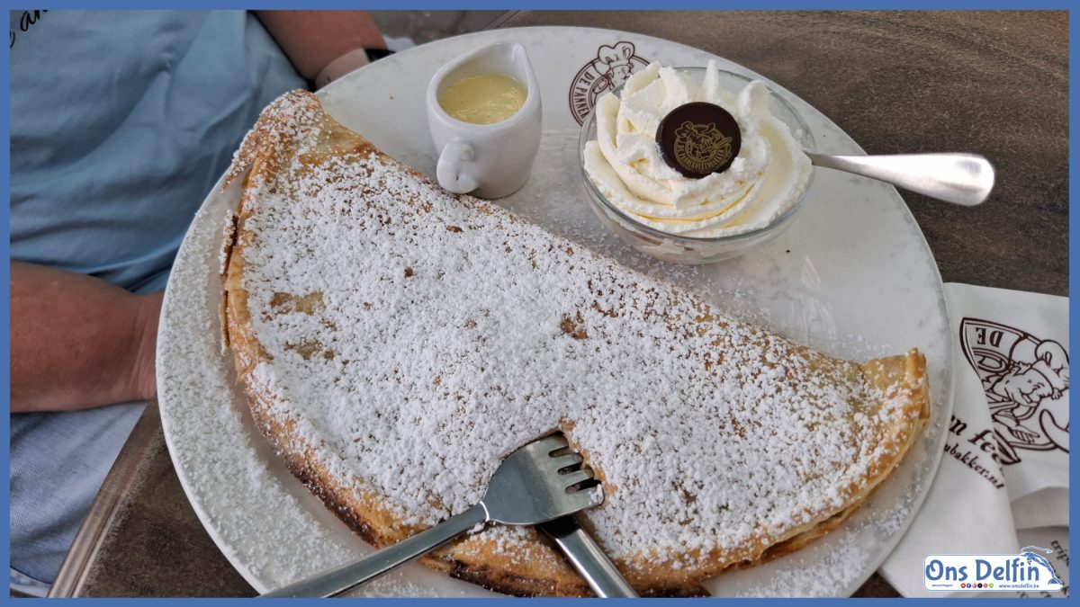 Apfelstrudel pannenkoek met appel, rozijnen, kaneelsuiker, vanillesaus, ijs, slagroom en poedersuiker bij De Pannekoekenbakker te Thorn (Nederland).