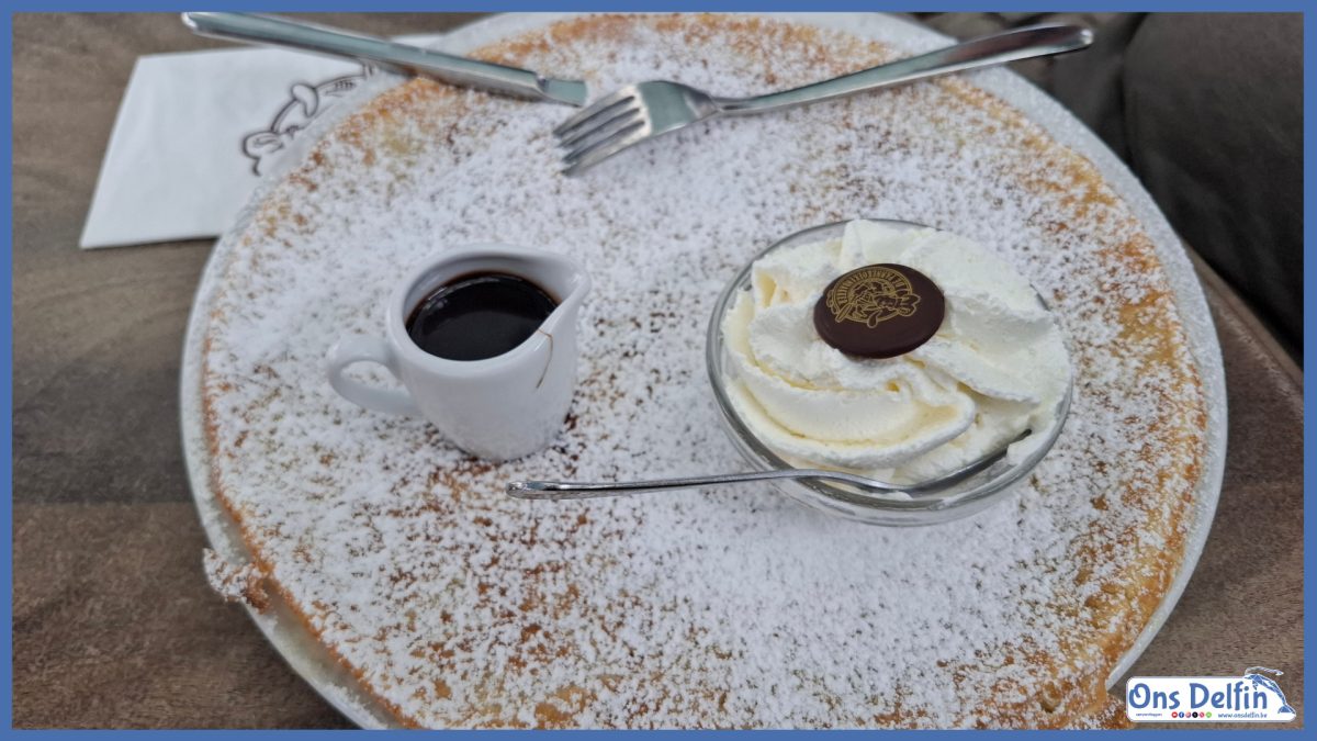 Naturel met bloemsuiker, ijs en slagroom + warme chocoladesaus bij De Pannekoekenbakker te Thorn (Nederland).