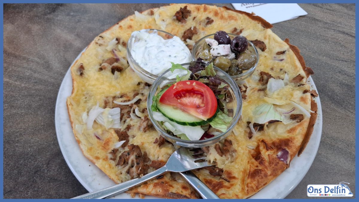 Griekse pannenkoek met reepjes gyrosvlees, ui, tzatziki, feta, olijven, sla en kaas bij De Pannekoekenbakker te Thorn (Nederland).
