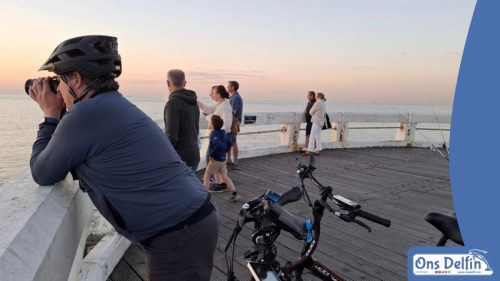 Kijken naar de zonsondergang te Blankenberge (België)